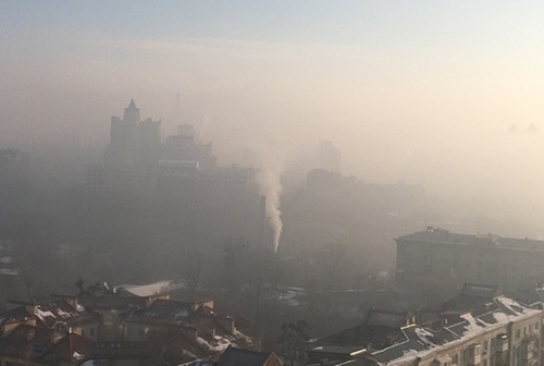 Киев окутал густой смог: запах дыма и гари
