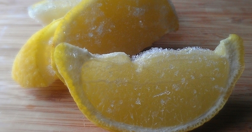 Почему стоит замораживать лимоны