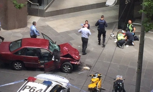 В Мельбурне автомобиль въехал в толпу: трое погибших