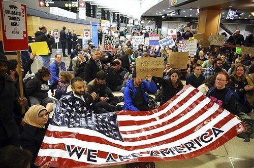 Суд отклонил запрос Трампа немедленно восстановить миграционный указ