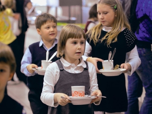 Школьники Киева массово отравились едой из столовой