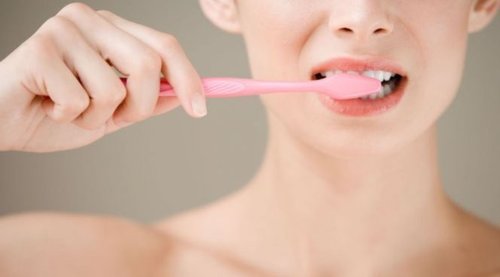 Стоматологи посоветовали реже чистить зубы