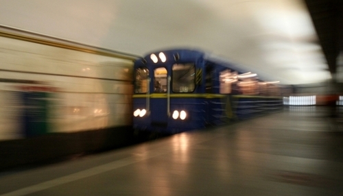 В Харькове женщина прыгнула под поезд метро