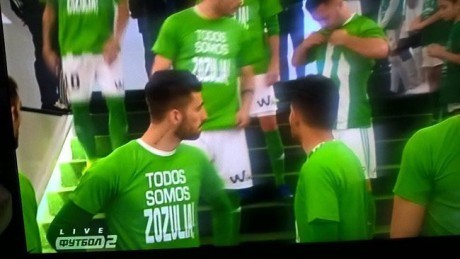 Игроки "Бетиса" вышли на матч в футболках в поддержку Зозули