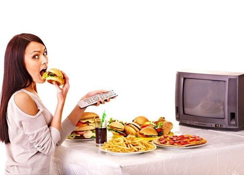 Почему нельзя есть перед телевизором?