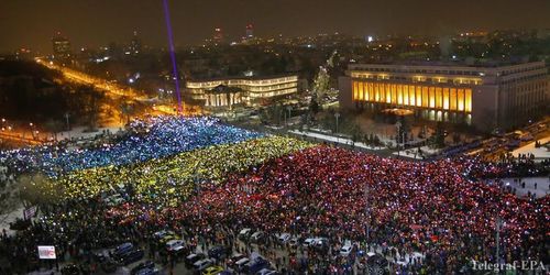 Протесты в Румынии: перед зданием правительства организован "живой" триколор