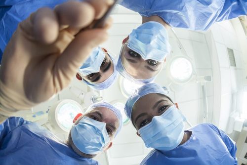 Почему хирурги носят форму только синего и зеленого цвета