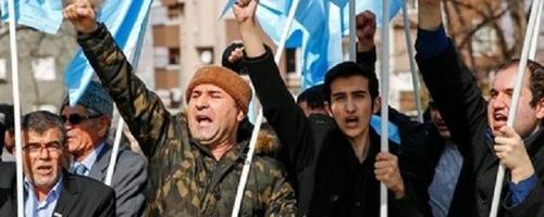 В Анкаре крымские татары поставили российским дипломатам черный венок