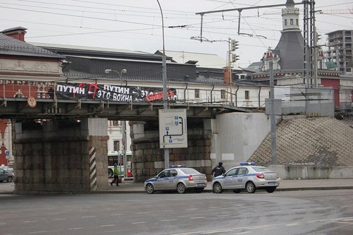 В Москве задержали трех активистов за баннер с критикой Путина