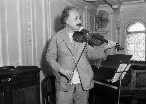 14 марта - Альберт Эйнштейн