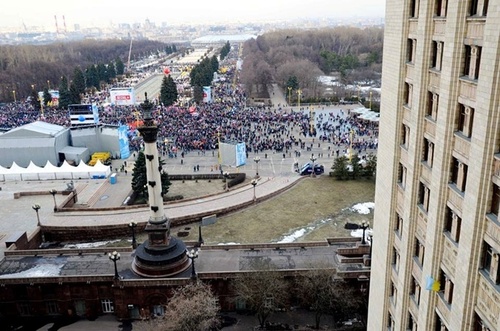 В Москве аспирант МГУ вывесил флаг Украины в день "присоединения" Крыма