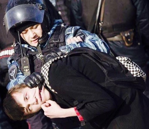 В Москве полицией на митинге был избит несовершеннолетний гражданин Британии