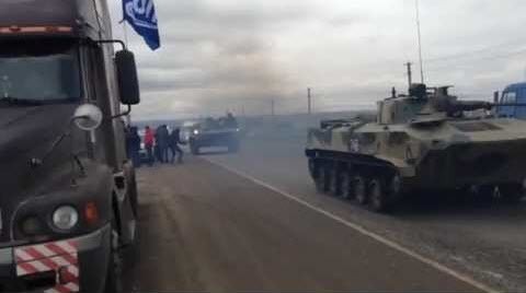 В России для разгона дальнобойщиков подогнали танки (ВИДЕО)