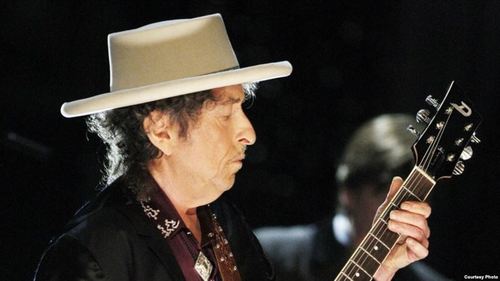 Боб Дилан получил в Стокгольме Нобелевскую премию