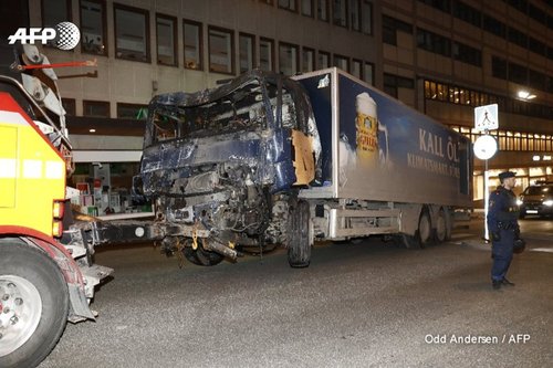 В грузовике, наехавшем на людей в Стокгольме, была обнаружена взрывчатка