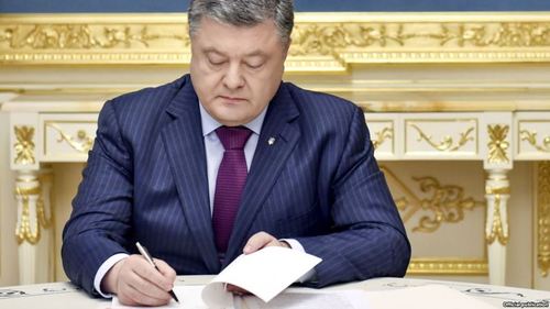 Порошенко подписал закон о новых налогах для рядовых украинцев