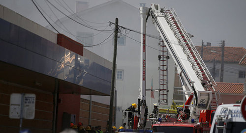 Легкомоторный самолет упал возле супермаркета в Португалии: есть жертвы