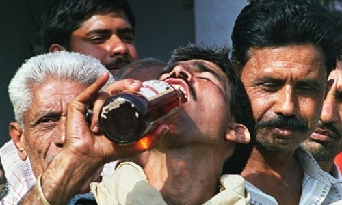В Индии решили бороться с алкоголизмом радикальными методами