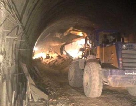 В Китае под завалами в железнодорожном тоннеле погибли 12 рабочих