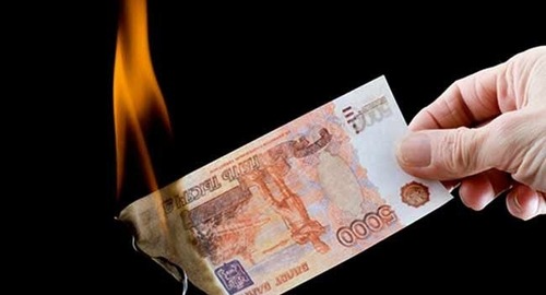 Население России ожидает девальвация рубля к доллару