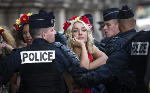 Femen устроили французской "подружке Путина" провокацию во время голосования