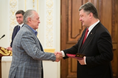 Президент Украины вручил государственные награды легендарным игрокам "Динамо"