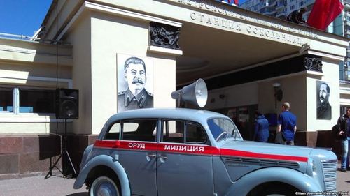 В Москве возле станции метро вывесили портрет Сталина