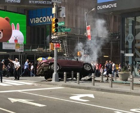 В Нью-Йорке автомобиль на большой скорости протаранил пешеходов на Таймс-Сквер