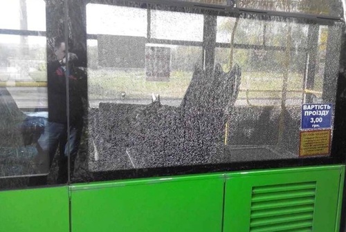 В Харькове неизвестный обстрелял троллейбус