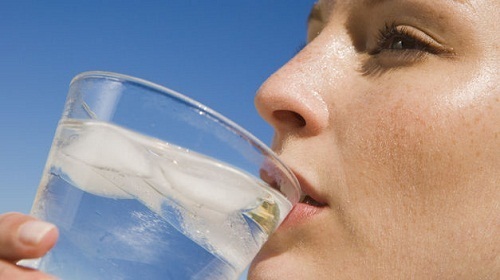Почему не стоит пить холодную воду во время еды