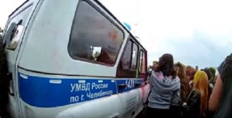 Подростки разгромили полицейскую машину на фестивале красок в Челябинске