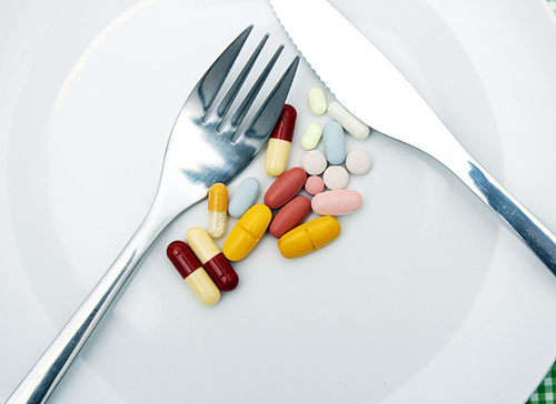Как сочетать таблетки с едой для наибольшей пользы 