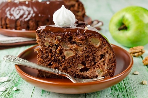 Шоколадный пирог с яблоками и глазурью