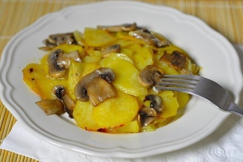 Картошка с грибами и чесноком в сливках