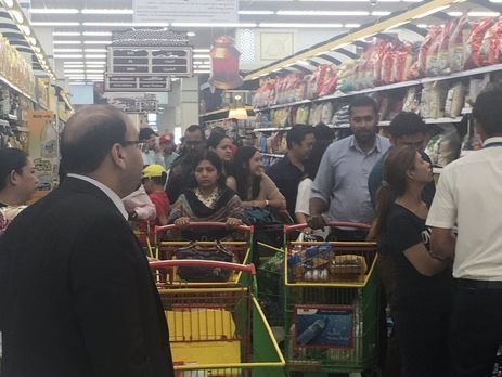Жители Катара готовятся к экономической блокаде, скупают еду и одежду