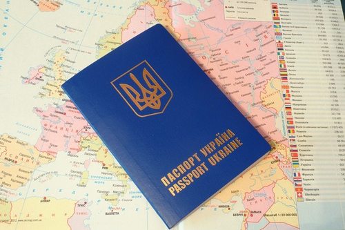Украинцев просят не пользоваться услугами посредников при записи в очереди за биометрией 