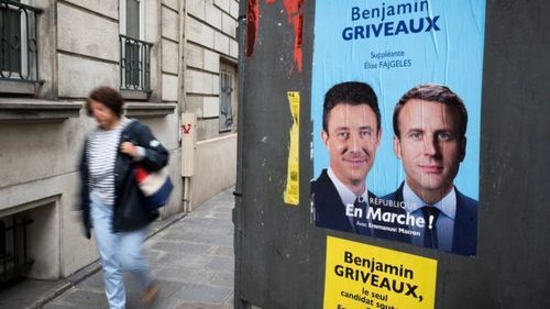 На парламентских выборах во Франции побеждает партия Макрона
