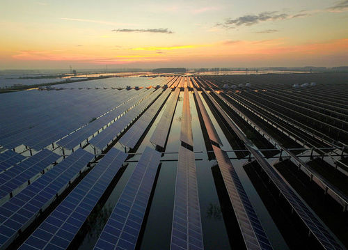 В Китае появилась плавучая солнечная «ферма»