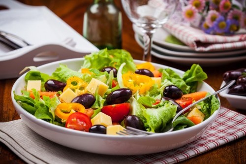 Мамины секреты "Летний салат с маслинами и сыром"