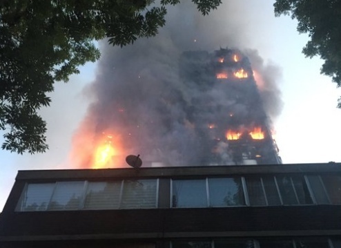 Гигантский пожар в западной части Лондона