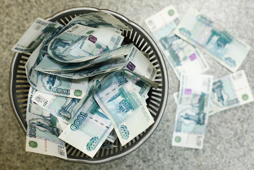 Рубль обваливается на фоне распродажи госдолга РФ