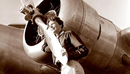 В 1937 году летчица Амелия Эрхарт пропала над Тихим океаном. Но исследователи считают, что она не погибла