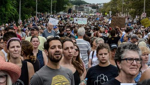 В Бостоне десятки тысяч человек вышли на акцию против ультраправых