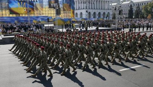 Военный парад на Крещатике (ВИДЕО)