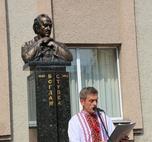 Во Львовской области установили памятник Богдану Ступке