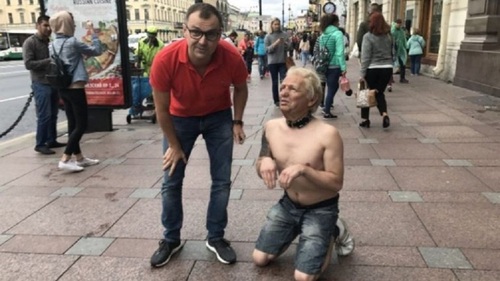 Экс-мэр Архангельска выгулял в центре Петербурга полуголого человека в маске Трампа