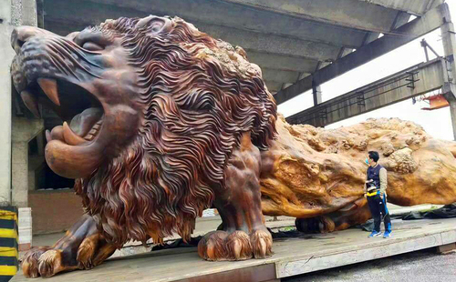 В Китае установили самую большую скульптуру в мире из дерева