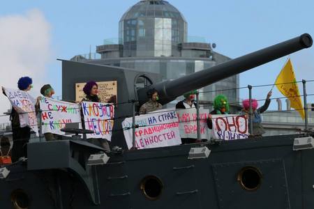 В Петербурге прошла сатирическая акция за увеличение военного бюджета