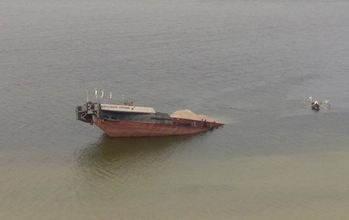 На Каховском водохранилище затонула баржа с нефтью