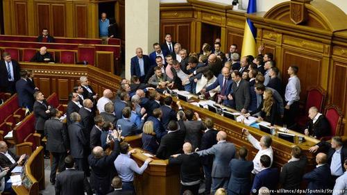 Рада приняля президентские законы о реинтеграции Донбасса, “патриоты” и “оппозиционеры” голосовали против